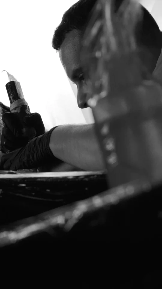 Behind the Ink - kadar iz videa